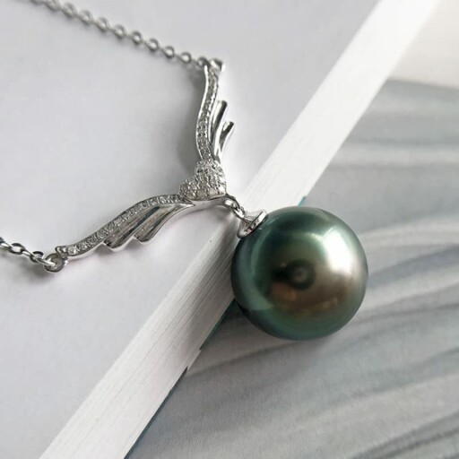 Tahitian Black Pearl Necklace in a luxurious gift box