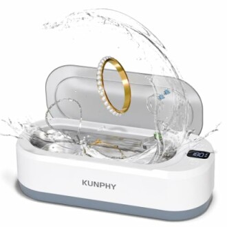 Ultrasonic jewelry cleaner with splash and jewelry items